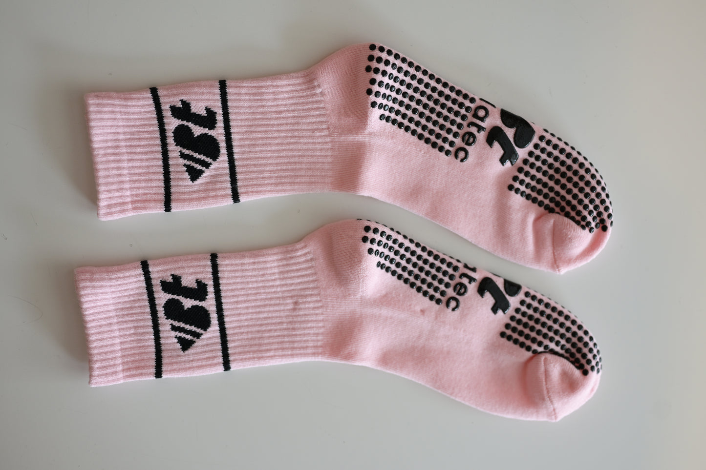 Pilates Grip Socks for Women – Non-Slip, Cushioned Barre & Reformer Socks with Grippy Soles for Studio Workouts